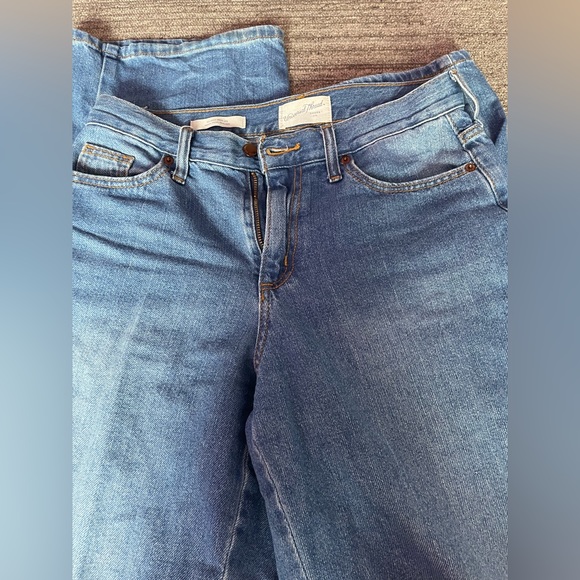 Straight legged, wide legged denim - Picture 2 of 4